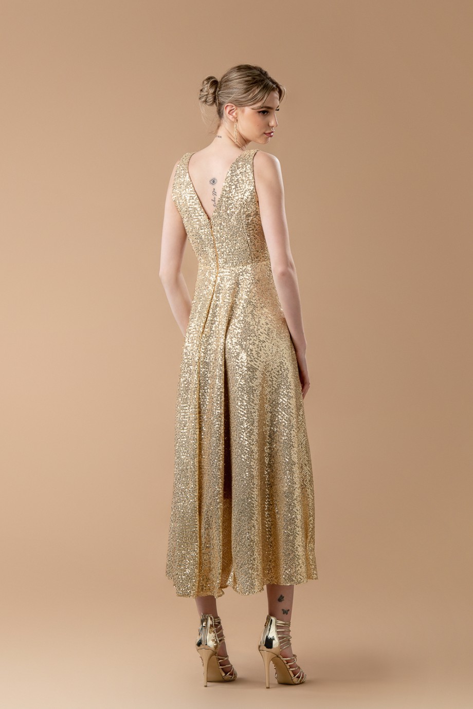 Μακρύ χρυσό φόρεμα