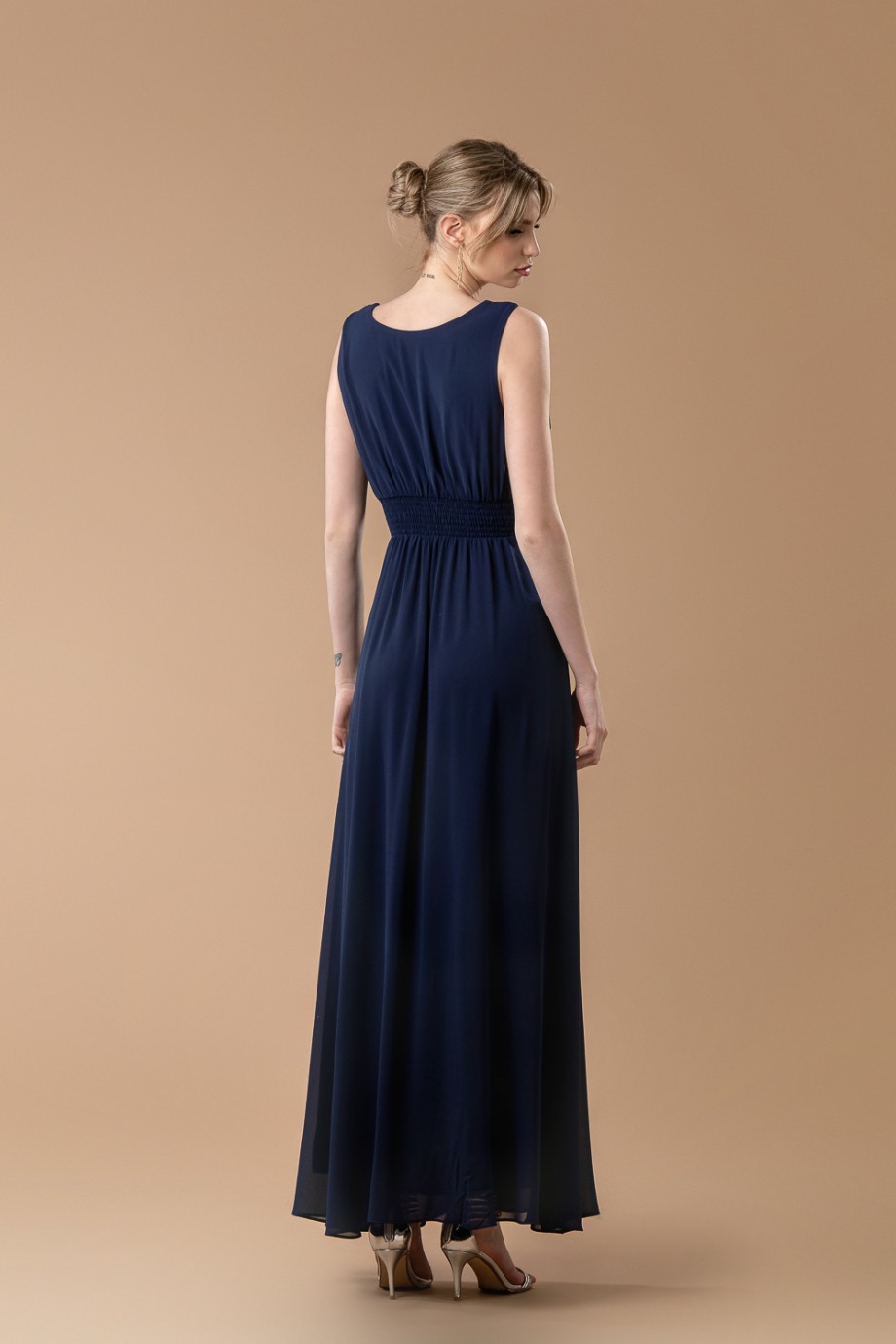 Μακρύ μπλε σκούρο φόρεμα με ιδιαίτερο κέντημα στο μπούστο
