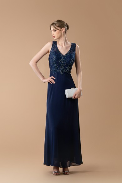 Μακρύ μπλε σκούρο φόρεμα με ιδιαίτερο κέντημα στο μπούστο