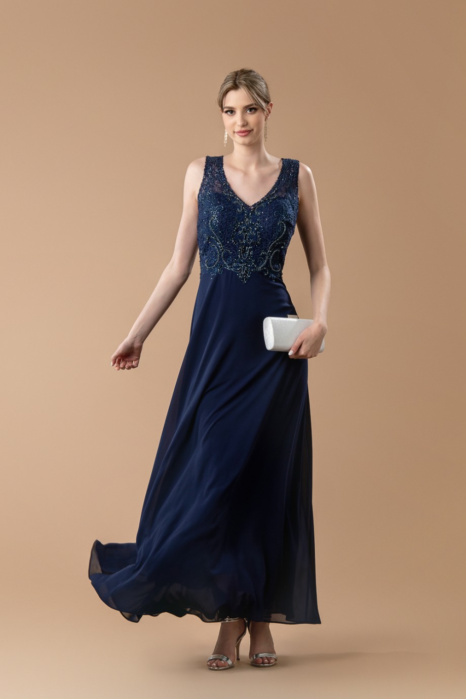 Μακρύ μπλε σκούρο φόρεμα με ιδιαίτερο κέντημα στο μπούστο