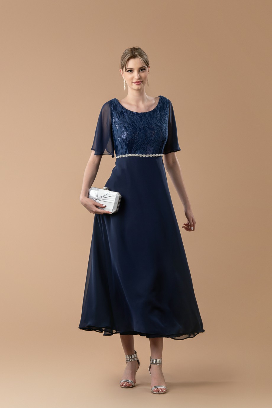 Μακρύ μπλε σκούρο φόρεμα με γαλλική δαντέλα και παγέτες