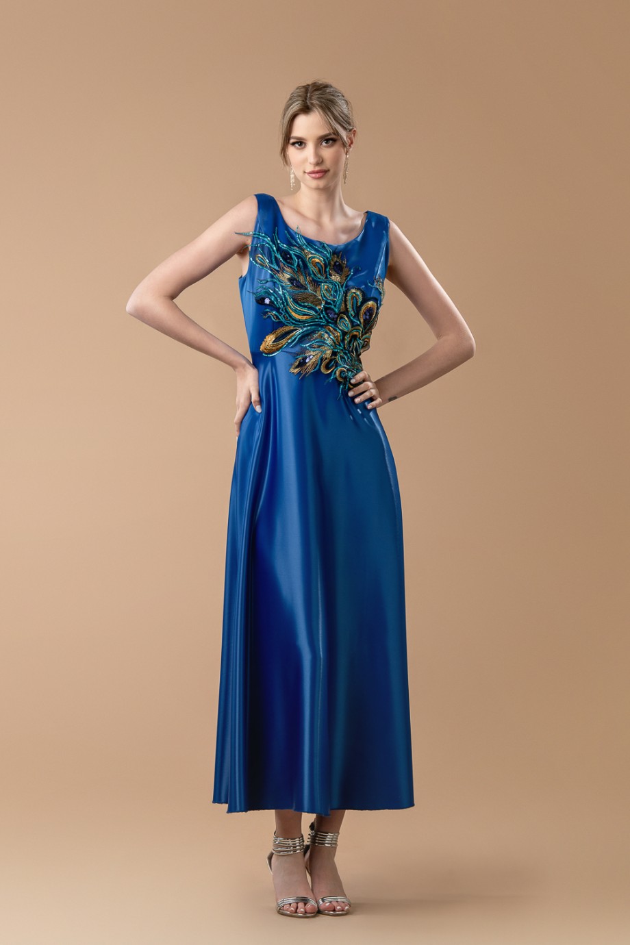 Μακρύ μπλε σκούρο σατέν φόρεμα με ιδιαίτερο μοτίφ
