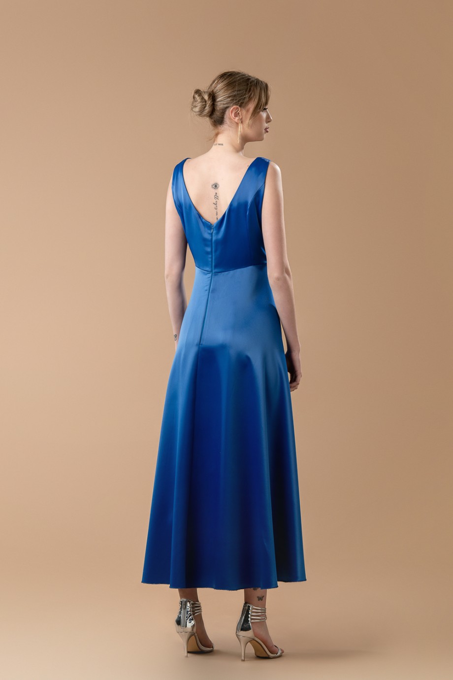 Μακρύ μπλε σκούρο σατέν φόρεμα με ιδιαίτερο μοτίφ