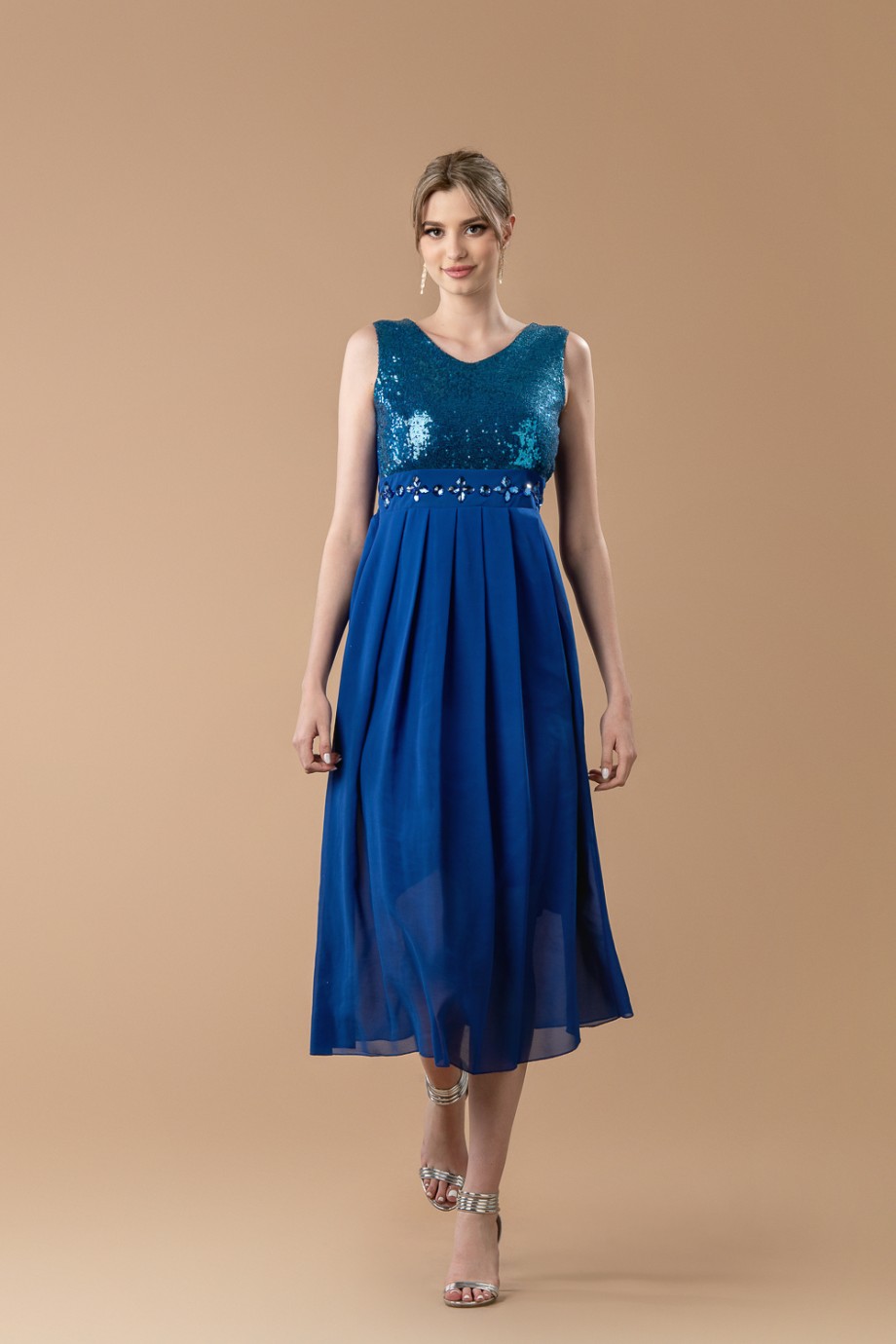 Μακρύ μπλε ηλεκτρίκ φόρεμα με πούλιες στο πάνω μέρος