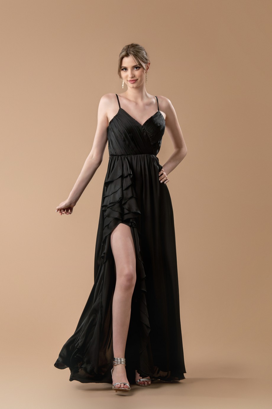 Μακρύ μαύρο φόρεμα με κρουαζέ μπούστο και ντεκολτέ
