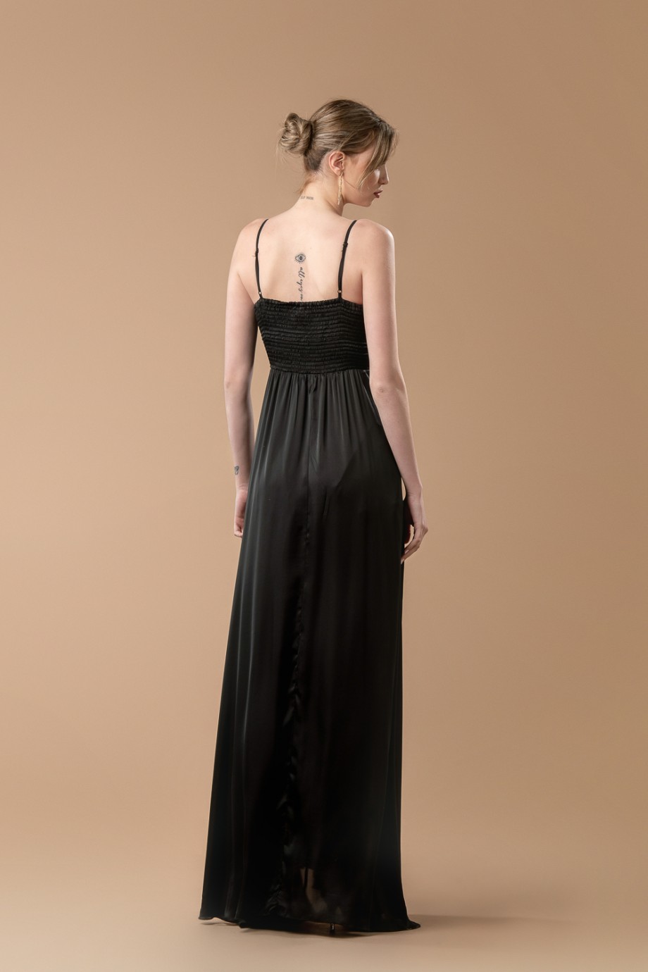 Μακρύ μαύρο φόρεμα με κρουαζέ μπούστο και ντεκολτέ