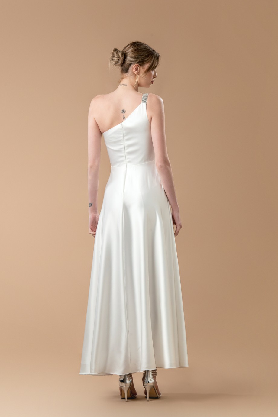 Μακρύ λευκό σατέν φόρεμα