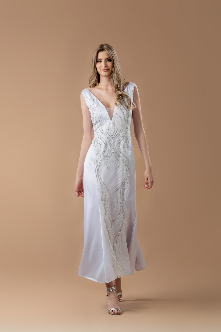 Μακρύ σατέν λευκό φόρεμα
