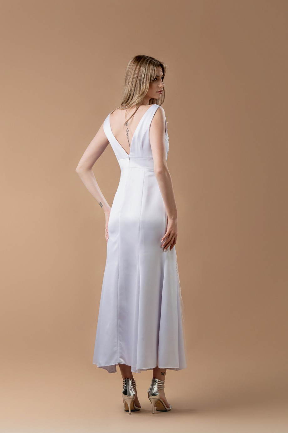 Μακρύ σατέν λευκό φόρεμα
