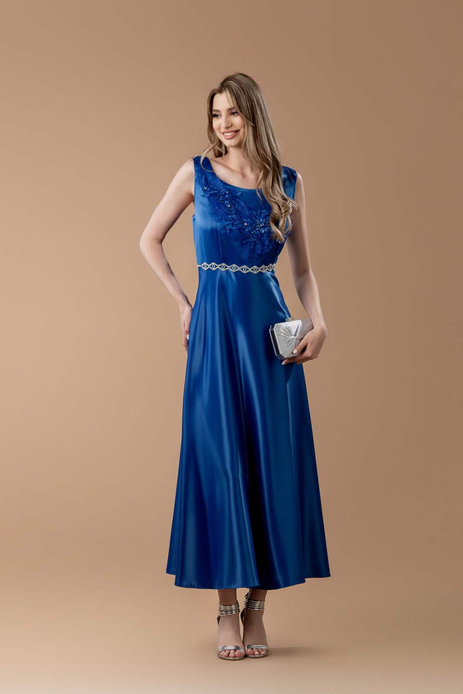 Μακρύ μπλε ηλεκρίκ σατέν φόρεμα με μοτίφ δαντέλας