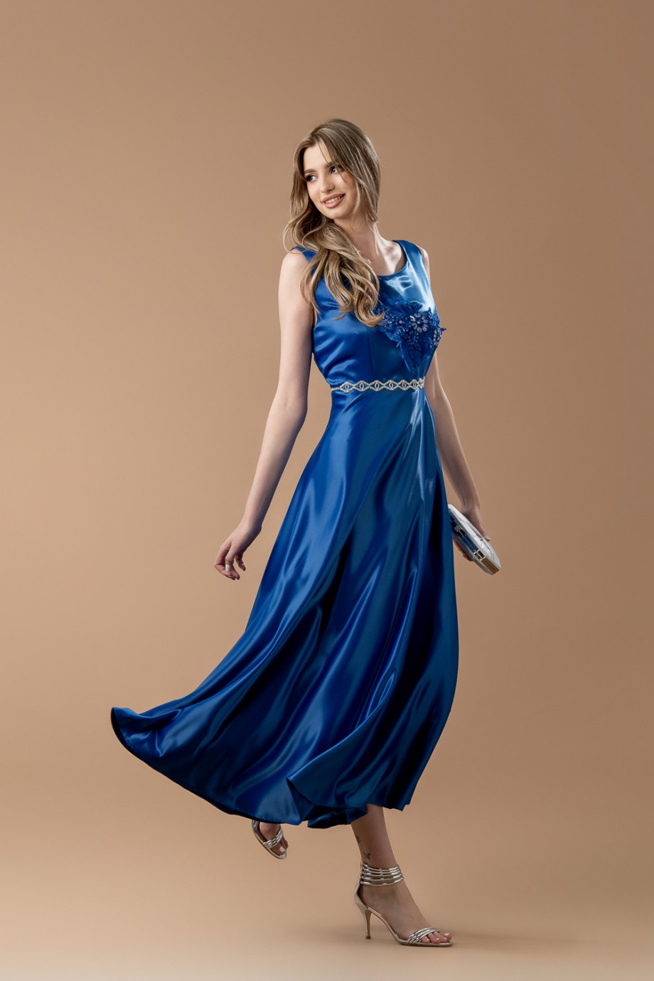 Μακρύ μπλε ηλεκρίκ σατέν φόρεμα με μοτίφ δαντέλας
