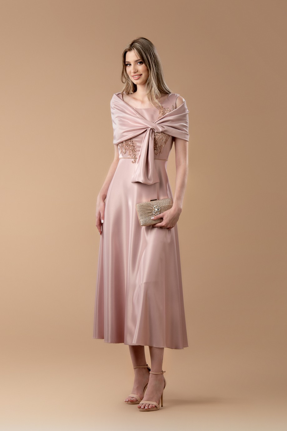 Μακρύ ροζ σατέν φόρεμα 
