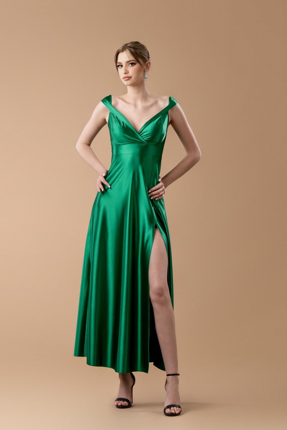 Μακρύ πράσινο σατέν φόρεμα