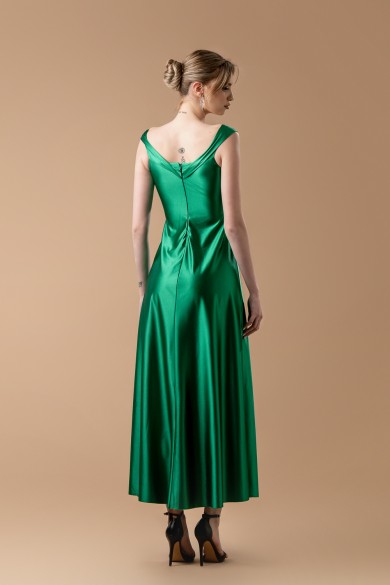 Μακρύ πράσινο σατέν φόρεμα Μακρύ πράσινο σατέν φόρεμα