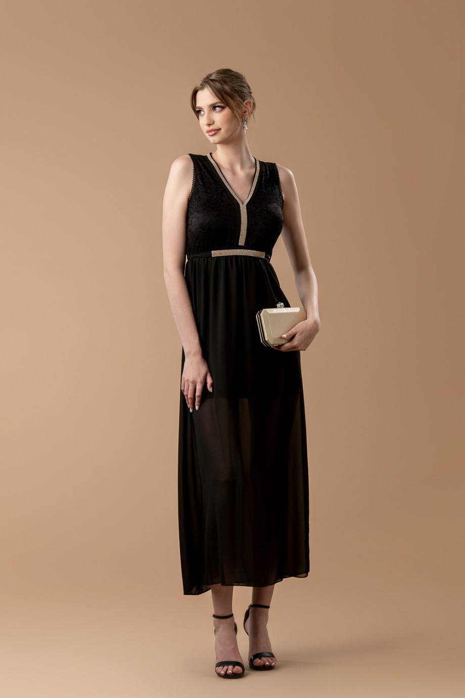 Μακρύ μαύρο φόρεμα με δαντέλα στο μπούστο και χρυσές λεπτομέρειες