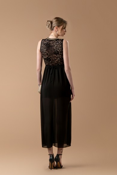 Μακρύ μαύρο φόρεμα με δαντέλα στο μπούστο και χρυσές λεπτομέρειες Μακρύ μαύρο φόρεμα με δαντέλα στο μπούστο και χρυσές λεπτομέρειες