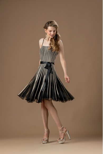 Κοντό μπεζ φόρεμα από τούλι Κοντό μπεζ φόρεμα από τούλι