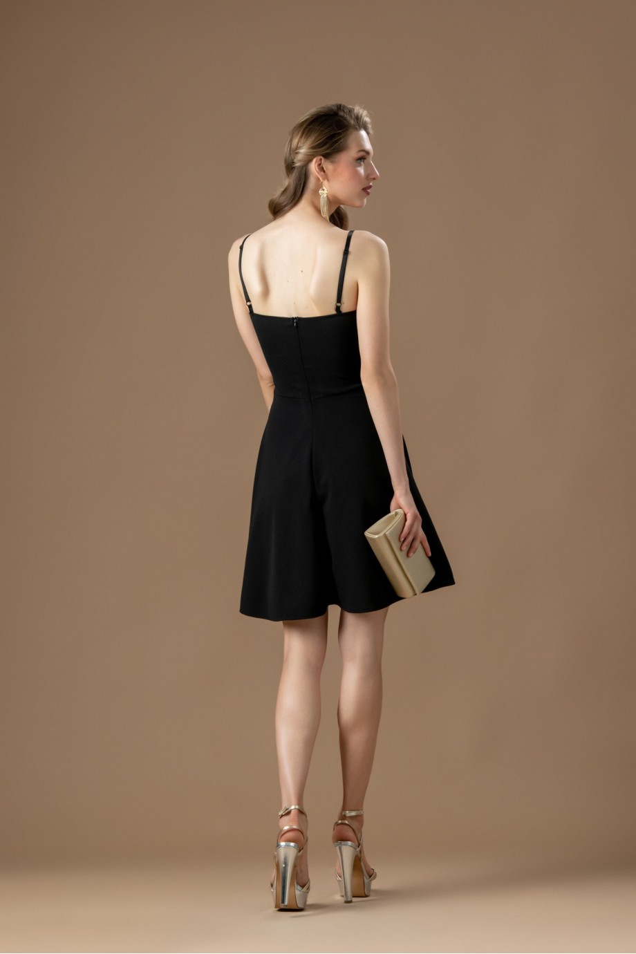 Κοντό μαύρο φόρεμα με χρυσό μοτιφ
