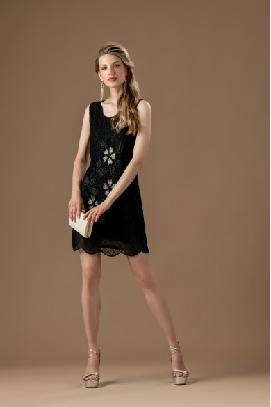 Κοντό μαύρο φόρεμα Κοντό μαύρο φόρεμα