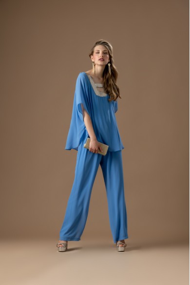 Γαλάζια φόρμα με χρυσές λεπτομέρειες 