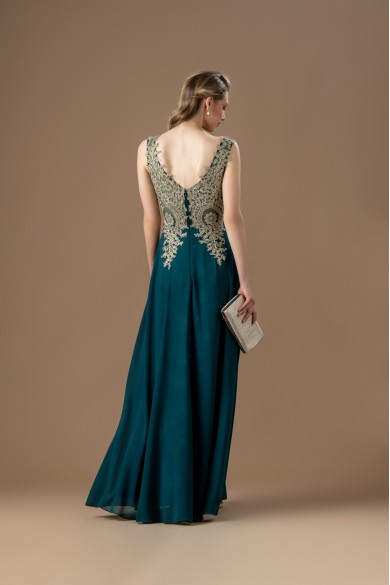 Μακρύ κυπαρισσί φόρεμα με μοτιφ από χρυσή δαντέλα Μακρύ κυπαρισσί φόρεμα με μοτιφ από χρυσή δαντέλα