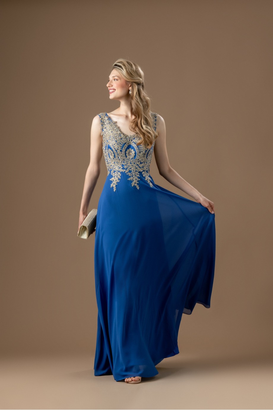 Μακρύ μπλε ηλεκτρίκ φόρεμα με μοτιφ από χρυσή δαντέλα