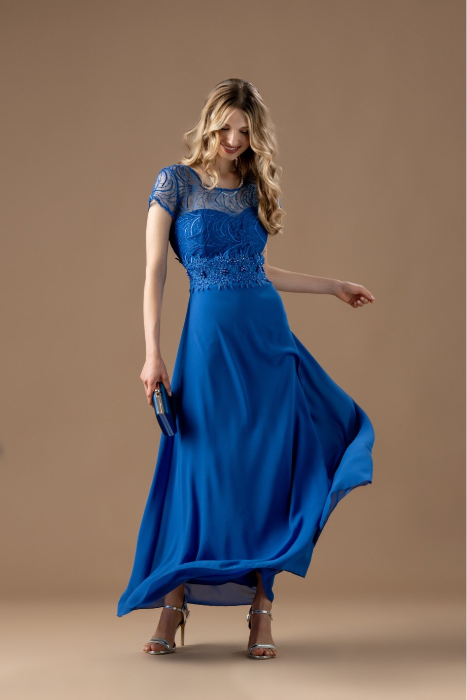 Μακρύ μπλε ηλεκτρικ φόρεμα με ιδιαίτερη δαντέλα