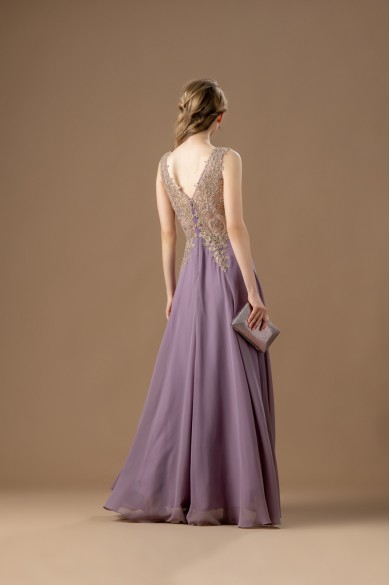 Μακρύ λιλά φόρεμα με μοτιφ από χρυσή δαντέλα Μακρύ λιλά φόρεμα με μοτιφ από χρυσή δαντέλα