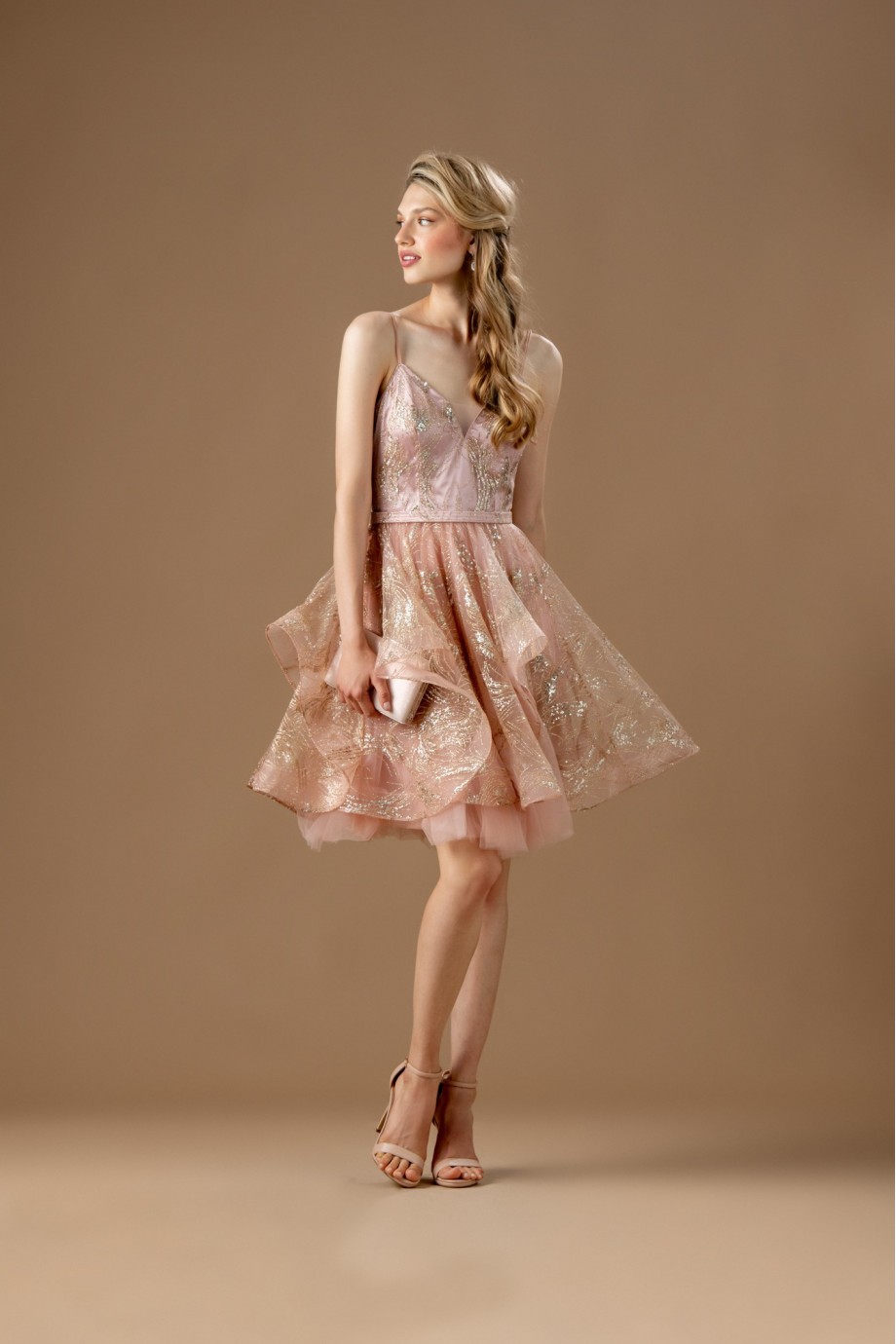 Κοντό ροζ φόρεμα με τούλινη φούστα.