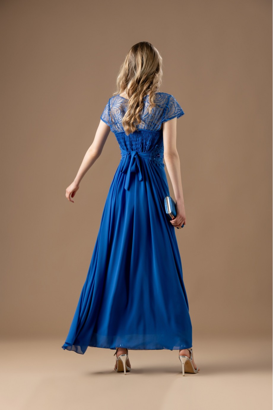 Μακρύ μπλε ηλεκτρικ φόρεμα με ιδιαίτερη δαντέλα