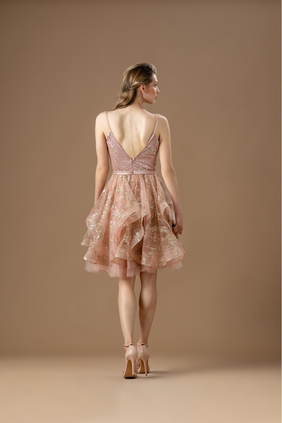Κοντό ροζ φόρεμα με τούλινη φούστα.