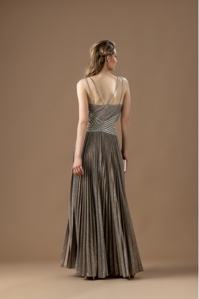 Μακρύ καφέ χρυσό φόρεμα με ντεκολτέ και ημιδιαφάνεια στο στήθος Μακρύ καφέ χρυσό φόρεμα με ντεκολτέ και ημιδιαφάνεια στο στήθος