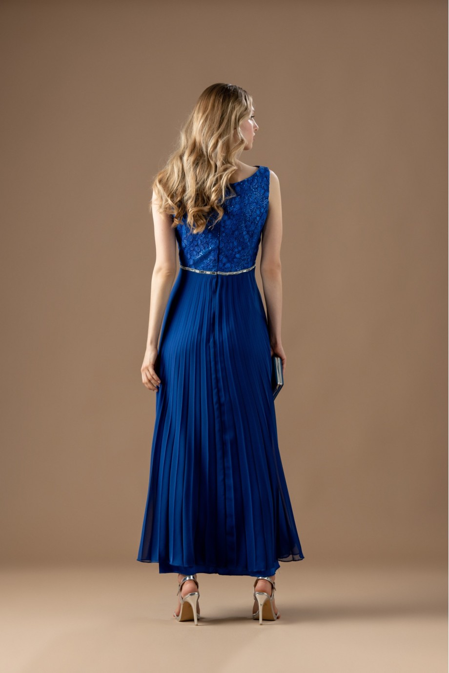 Μακρύ μπλε ηλεκτρικ φόρεμα με λαιμόκοψη χαμόγελο