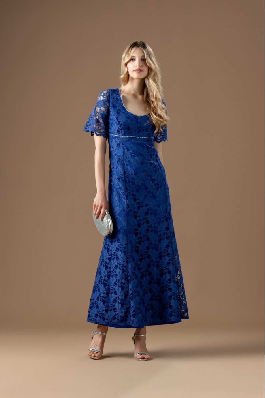 Μακρύ μπλε ηλεκτρικ φόρεμα από δαντέλα με κέντημα