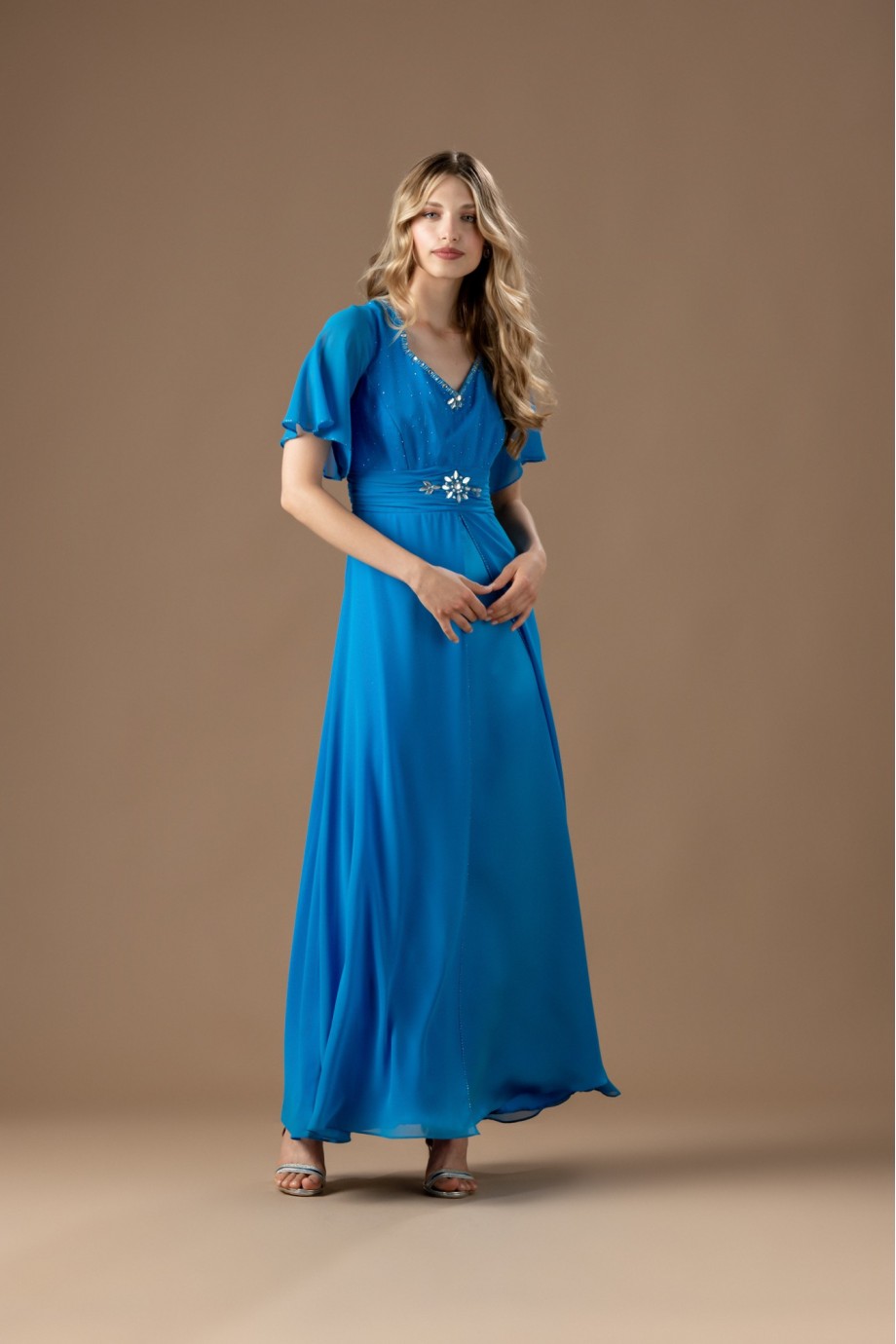 Μακρύ ανοιχτό μπλε φόρεμα με σατέν ύφασμα με φούστα μουσελίνας