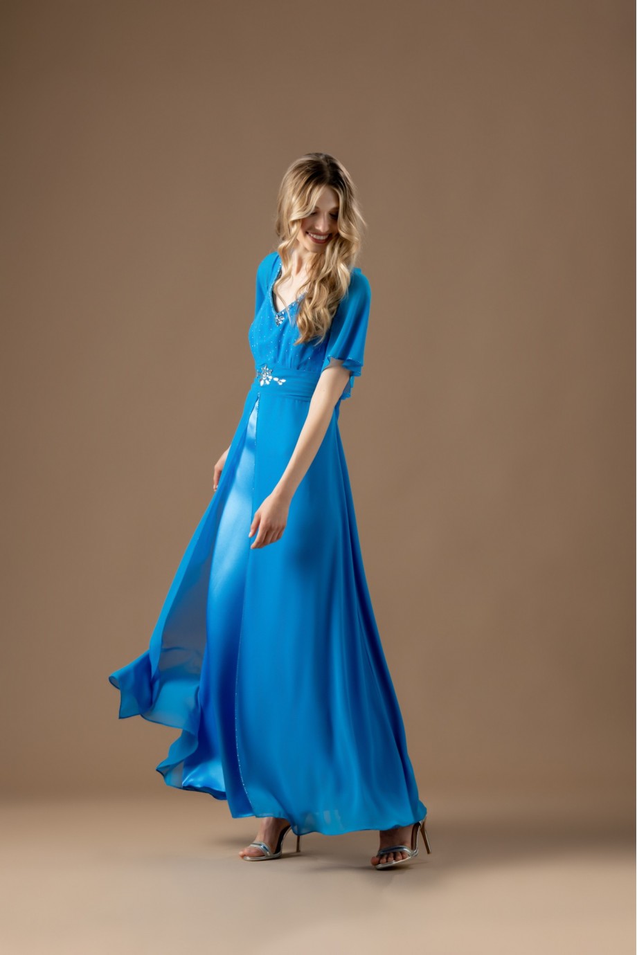 Μακρύ ανοιχτό μπλε φόρεμα με σατέν ύφασμα με φούστα μουσελίνας
