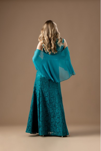 Μακρύ γοργονέ φόρεμα από δαντέλα σε πράσινο χρώμα με ζώνη στρας