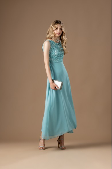 Μακρύ ανοιχτό μπλε φόρεμα με ιδιαίτερη δαντέλα στο μπούστο Μακρύ ανοιχτό μπλε φόρεμα με ιδιαίτερη δαντέλα στο μπούστο