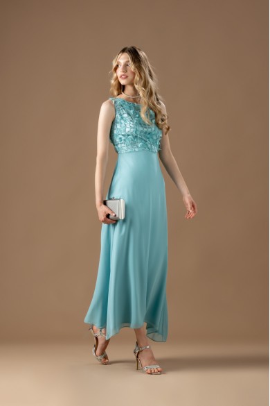 Μακρύ ανοιχτό μπλε φόρεμα με ιδιαίτερη δαντέλα στο μπούστο