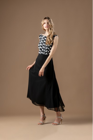 Μακρύ μαύρο φόρεμα με λευκή δαντέλα Μακρύ μαύρο φόρεμα με λευκή δαντέλα