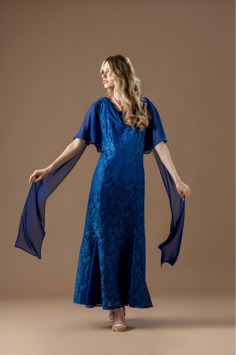 Μακρύ γοργονέ μπλε ηλεκτρίκ φόρεμα από δαντέλα με ντραπέ