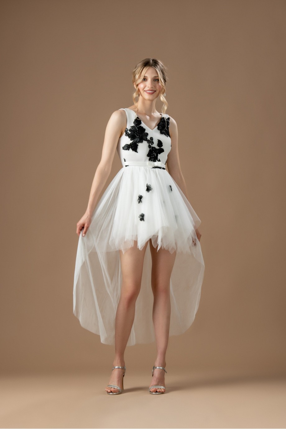 Κοντό λευκό τούλινο φόρεμα με μαύρα λουλούδια
