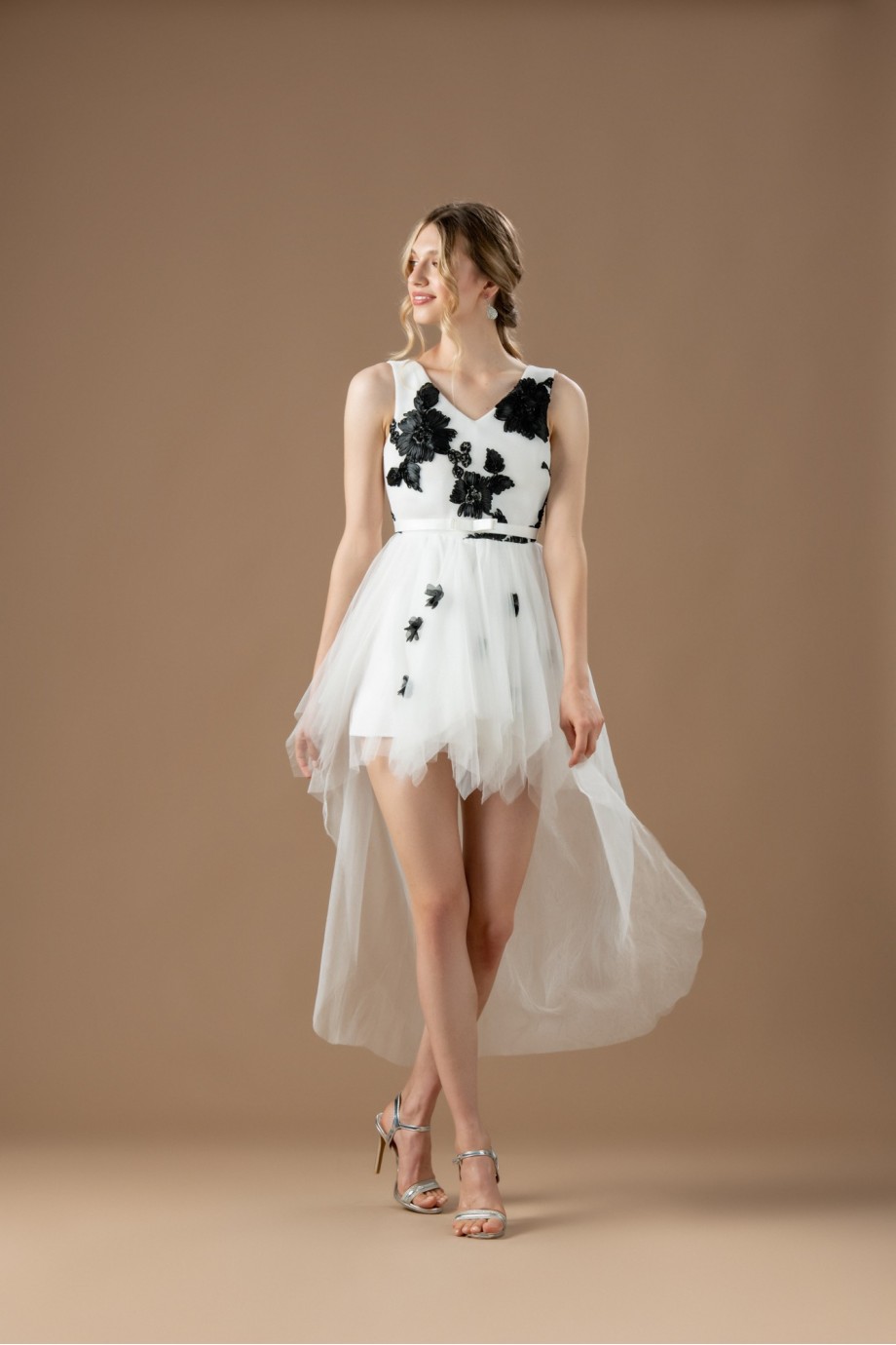 Κοντό λευκό τούλινο φόρεμα με μαύρα λουλούδια