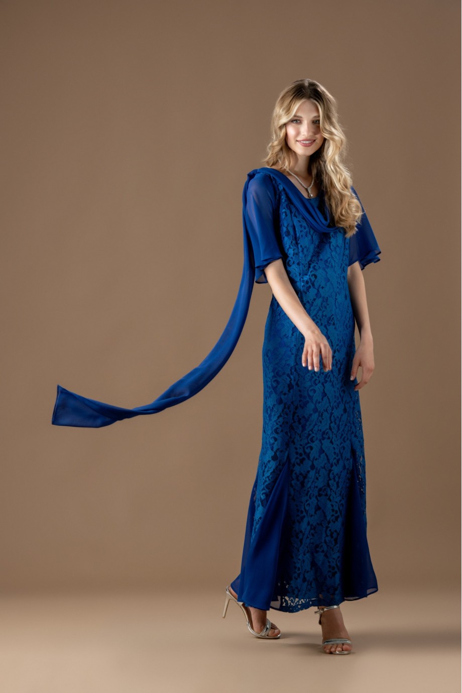 Μακρύ γοργονέ μπλε ηλεκτρίκ φόρεμα από δαντέλα με ντραπέ