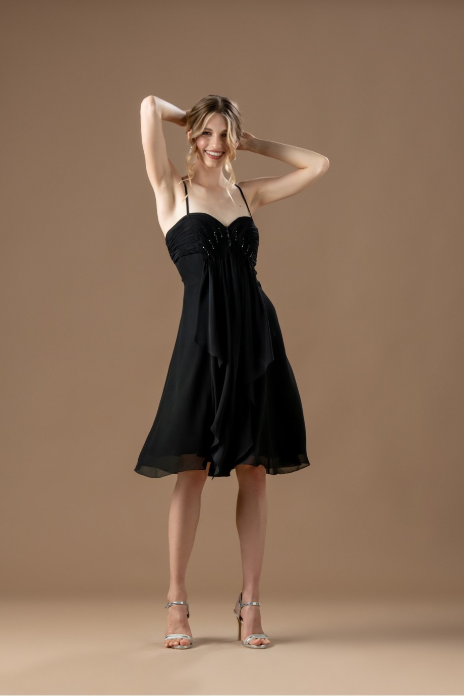 Κοντό μαύρο φόρεμα από μουσελίνα