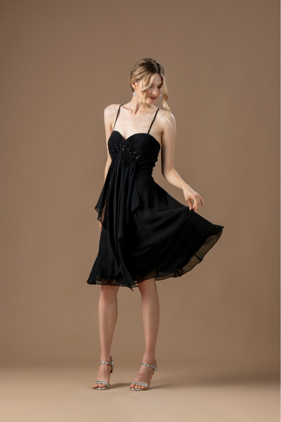 Κοντό μαύρο φόρεμα από μουσελίνα