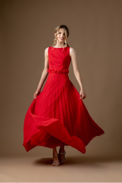 Μακρύ  κόκκινο πλισέ φόρεμα από μουσελίνα