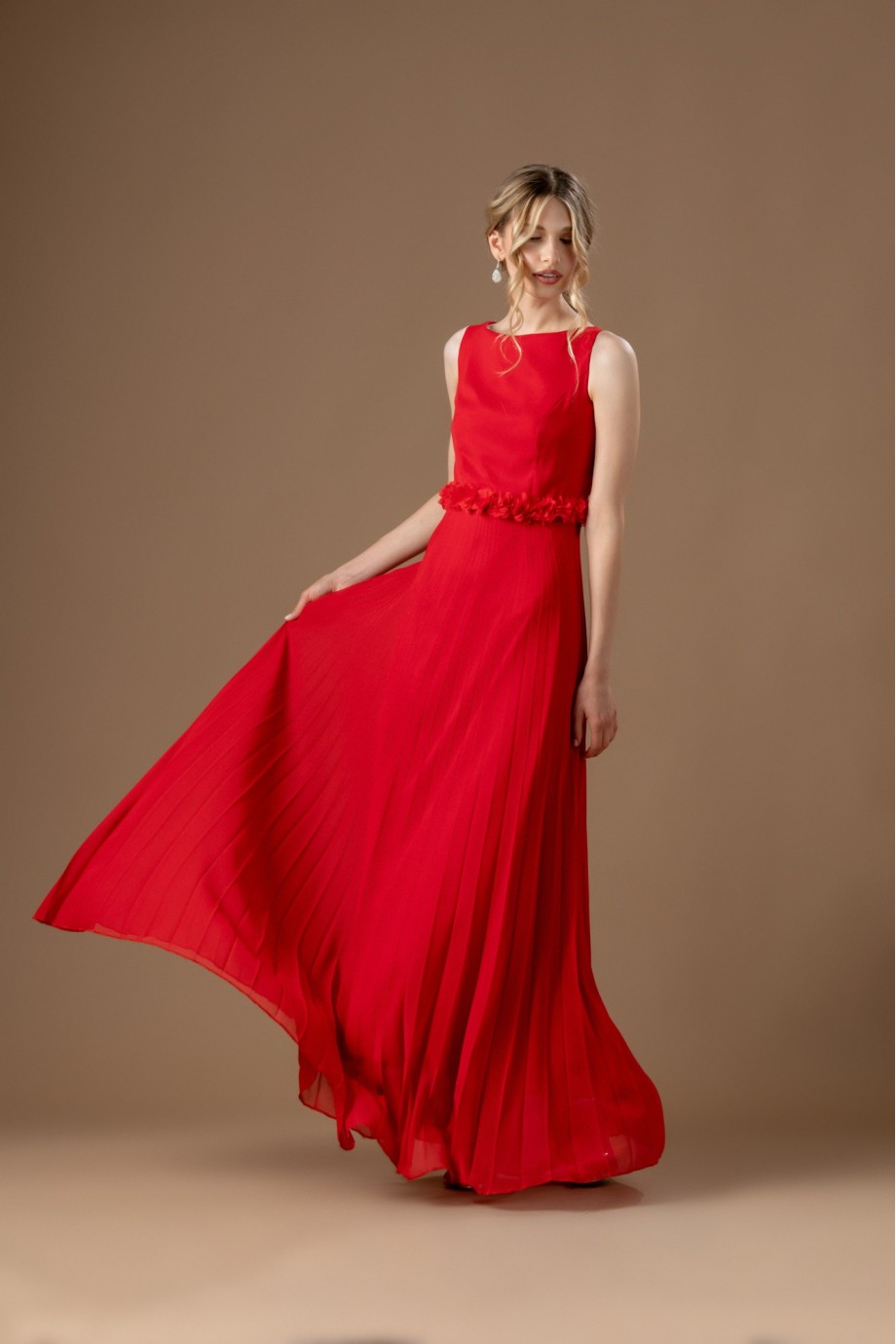 Μακρύ  κόκκινο πλισέ φόρεμα από μουσελίνα