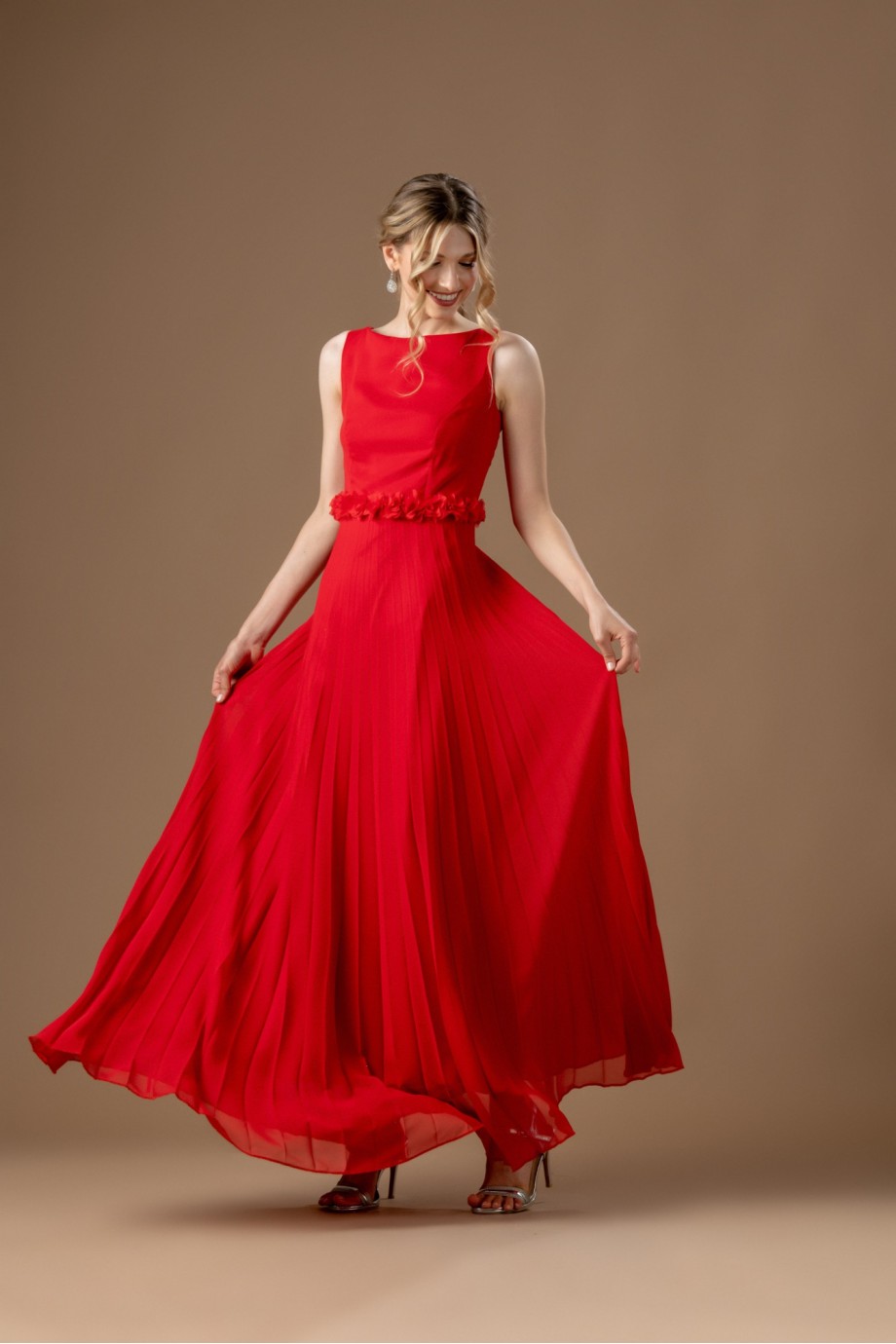 Μακρύ  κόκκινο πλισέ φόρεμα από μουσελίνα