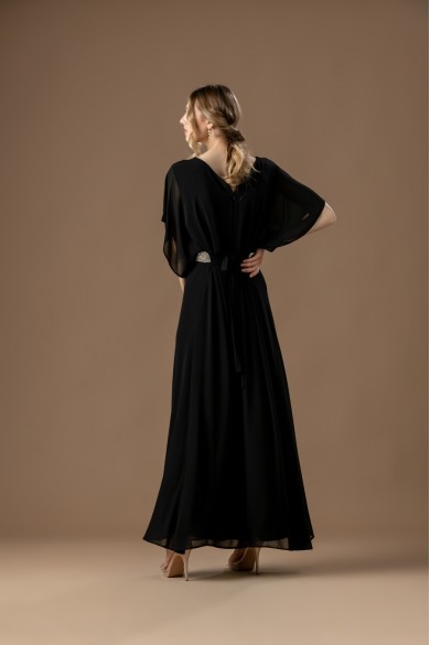 Μακρύ μαύρο φόρεμα με ασημί κέντημα στο μπούστο Μακρύ μαύρο φόρεμα με ασημί κέντημα στο μπούστο